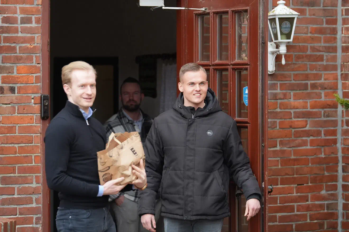Gelockt wurden die Teilnehmenden vordergründig vor allem durch ein gemeinsames Grillen im Hinterhof und den Konsum von Alkohol in nicht geringen Mengen. Dahinter steckt jedoch ein strategisches Konzept: Die Treffen dienen dazu, Interessierte behutsam an die extrem rechten Strukturen heranzuführen, Kontakte zu knüpfen und (persönliche) Bindung aufzubauen - harte politische Inhalte werden dabei geschickt verpackt.