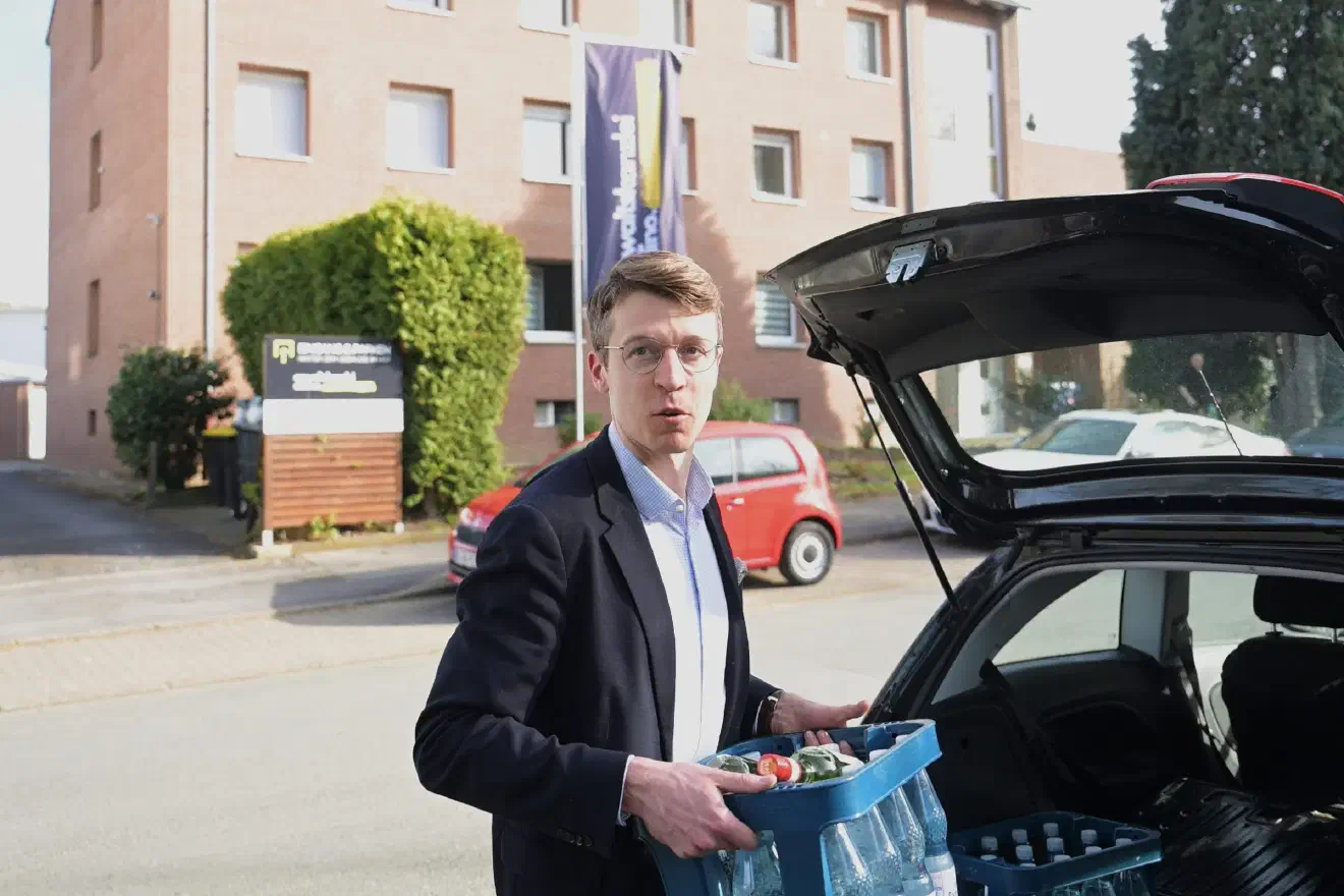 Mit dabei: der Rechtsanwalt Björn Clemens, der in den vergangenen Jahren vor allem im Umfeld der extrem rechten Strategieschmiede "Metapol" in Erscheinung trat und wiederholt neonazistische Akteur:innen vor Gericht verteidigt hat.