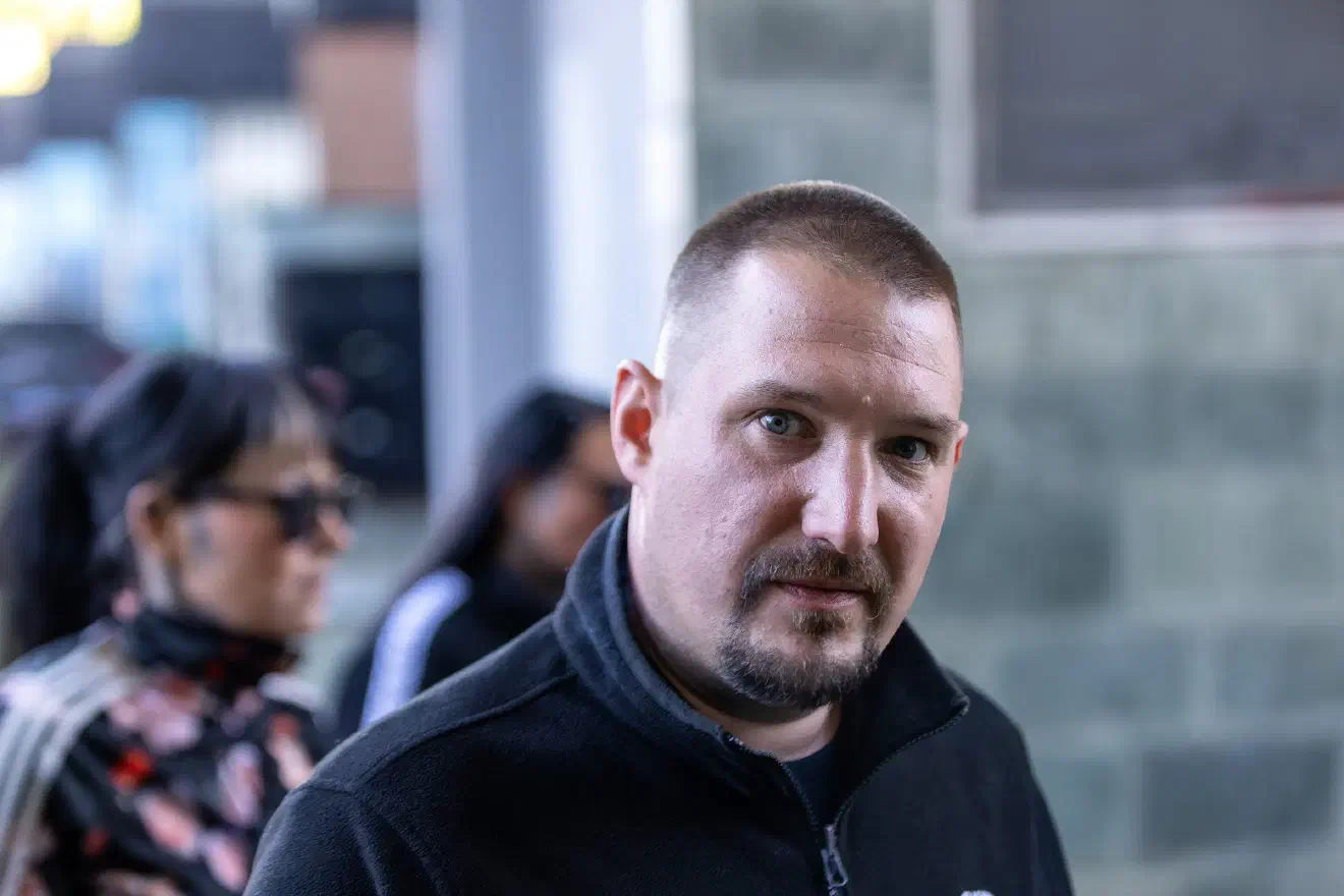Zum anderen erschweren anti-neonazistische Proteste sowie eine erhöhte Polizeipräsenz die Teilnahme für neue Interessierte. Die Treffen stehen dadurch stärker im öffentlichen Fokus, sodass eine unauffällige Teilnahme zunehmend schwieriger wird. Diese Faktoren erhöhen die Hürden insbesondere bei den „Offenen Abenden“, auch wenn der Szene weiterhin andere Zugangswege zur Verfügung stehen.