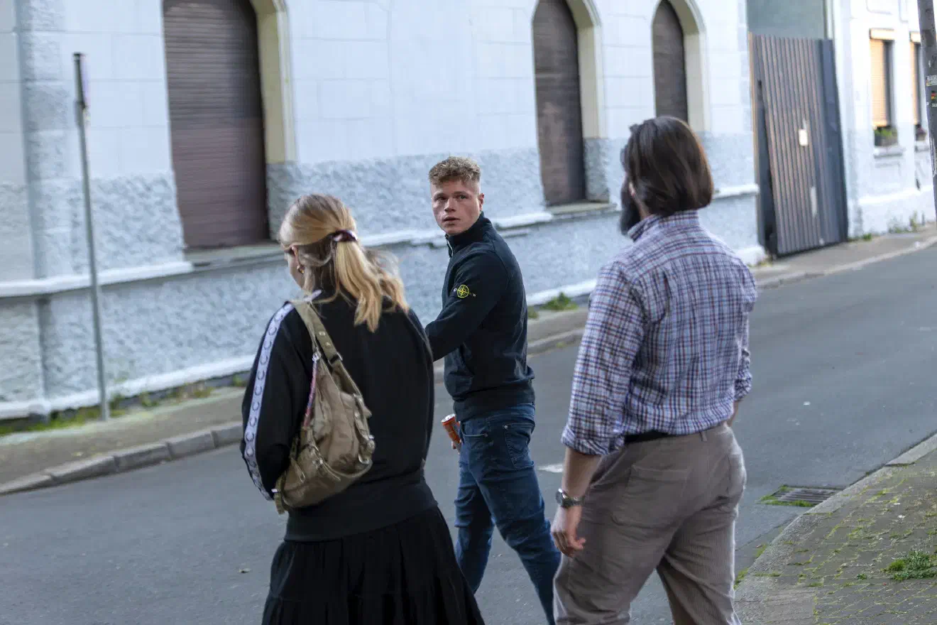 Personen, insbesondere Jugendliche, die trotz der Hürden weiterhin an den Treffen teilnehmen, werden zunehmend fest in die neonazistischen Strukturen eingebunden.