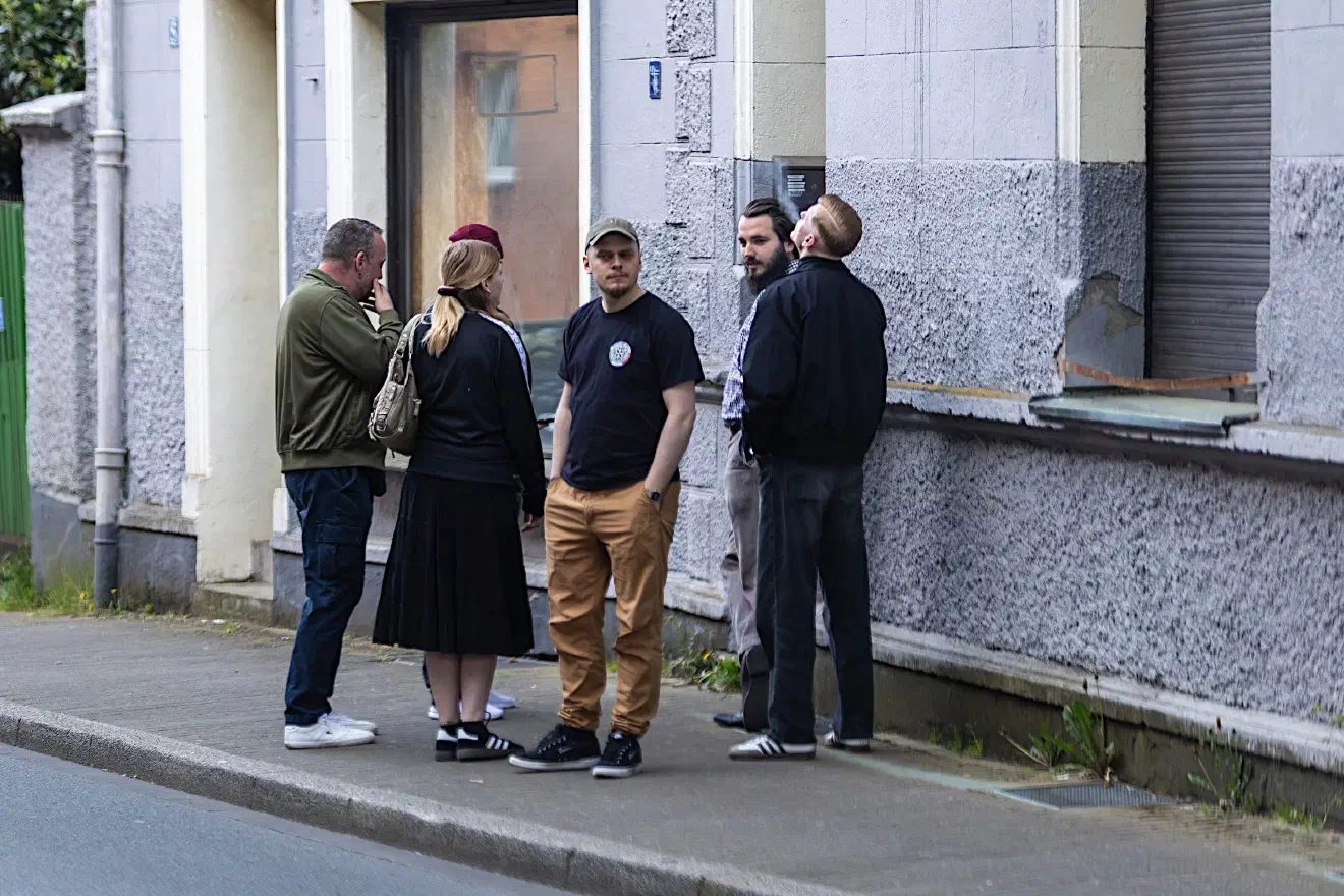 Bei einzelnen verfestigt sich dabei eine ideologische Ausrichtung, die sich klar an  nationalsozialistischen Positionen orientiert. Damit entsteht in der Region ein Milieu, aus dem sich potenziell eine neue Generation  radikalisierter Akteure entwickeln kann.