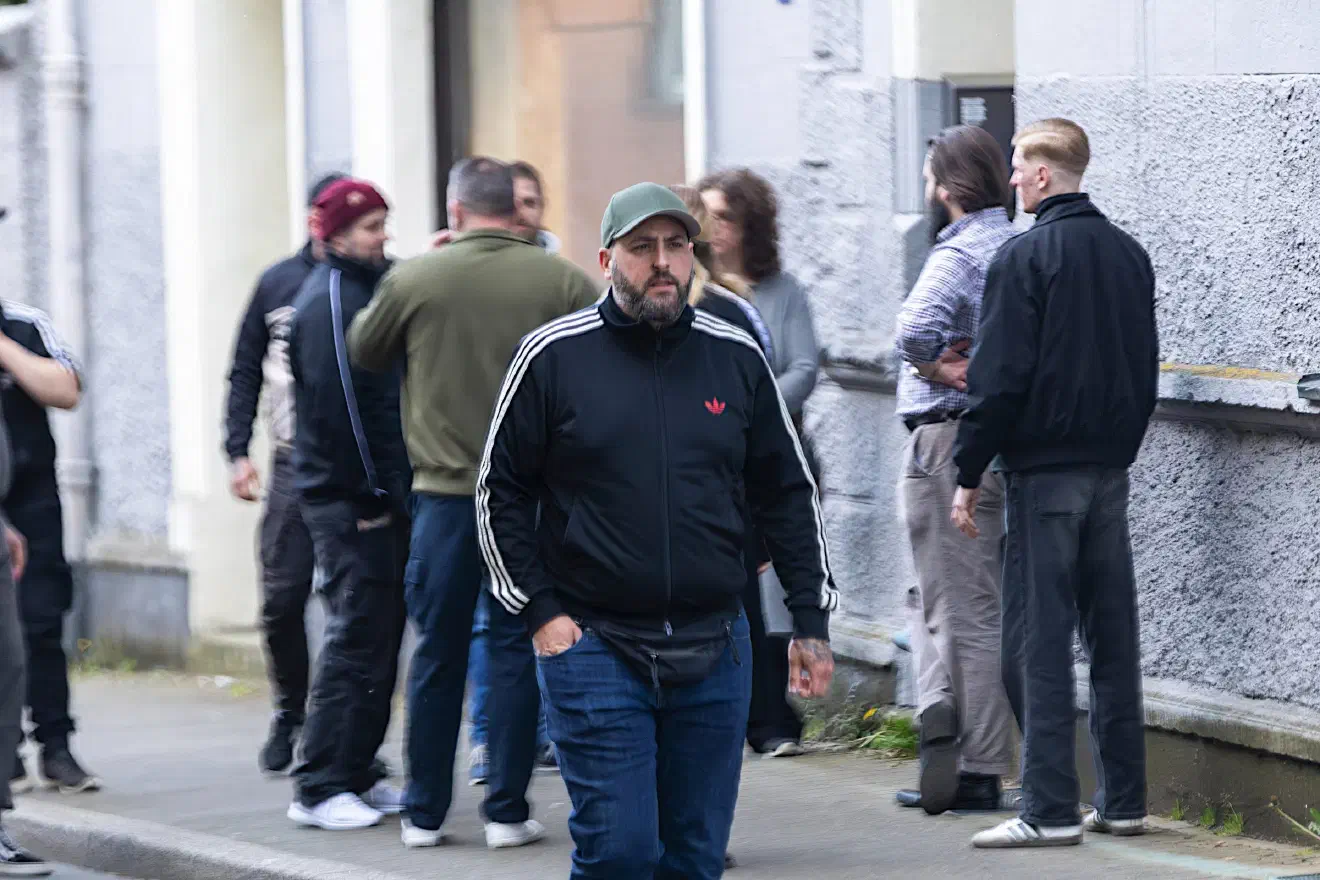 Dies verweist einerseits auf die Akzeptanz der „offenen Treffen“ auch durch etablierte Akteure der Szene. Andererseits ist die Beteiligung vor dem Hintergrund einer für den 1. Mai in Essen geplanten Demonstration zu sehen, für deren Organisation und Mobilisierung die lokale Szene auf die Unterstützung erfahrener Kader angewiesen zu sein scheint.
