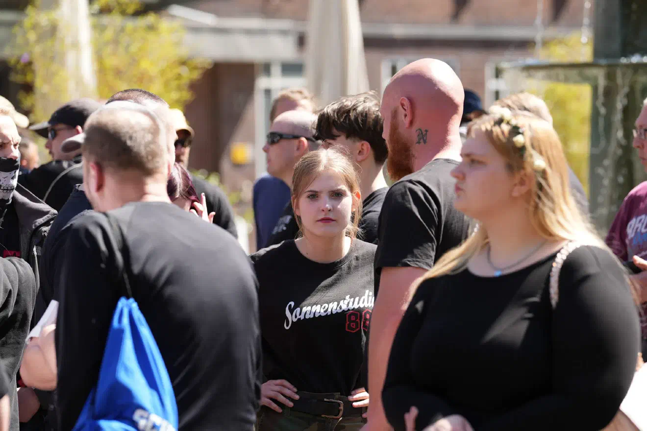 Angemeldet waren 500 Teilnehmende, tatsächlich erschienen nur rund 250 Neonazis am Hirschlandplatz.