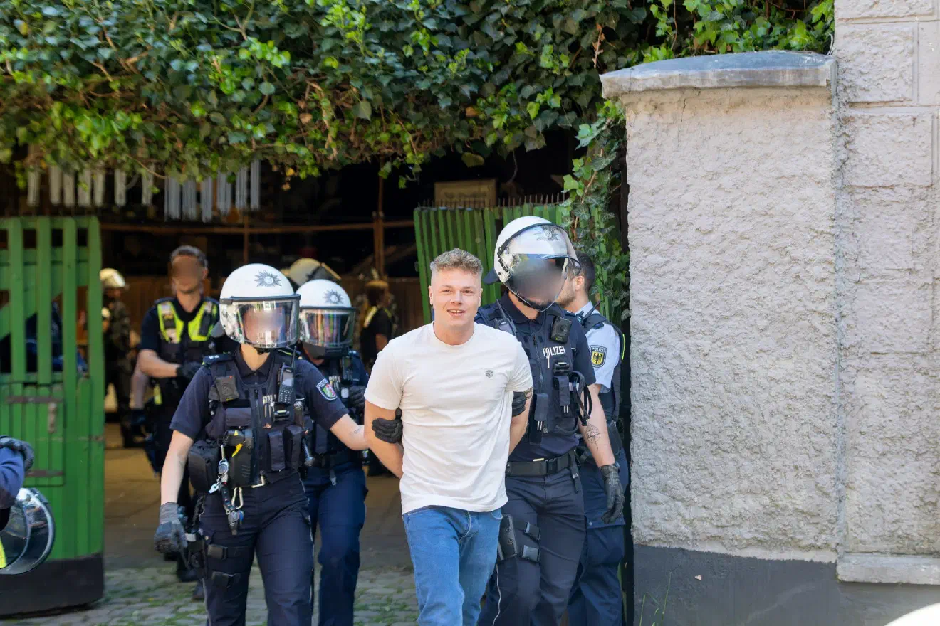 Ein Großteil der Fahnen wurde in einer Maßnahme beschlagnahmt, dabei soll ein Gegenstand aus einem oberen Fenster des Hauses geworfen worden sein.