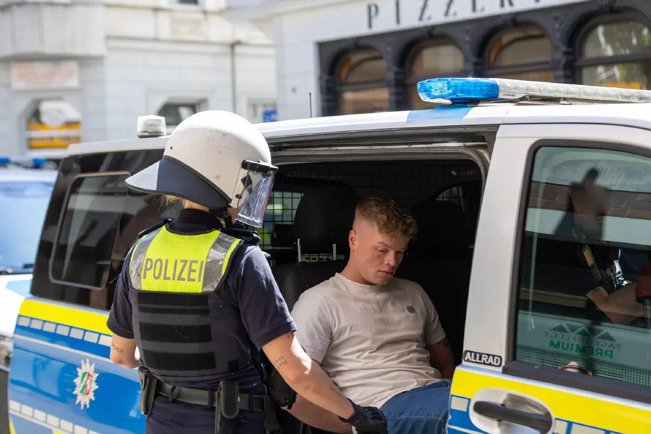 Bevor es deshalb zu einer Durchsuchung des Gebäudes kam, stellte sich der Dortmunder Neonazi-Aktivist Niklas Busch und wurde vor Ort in Gewahrsam genommen.