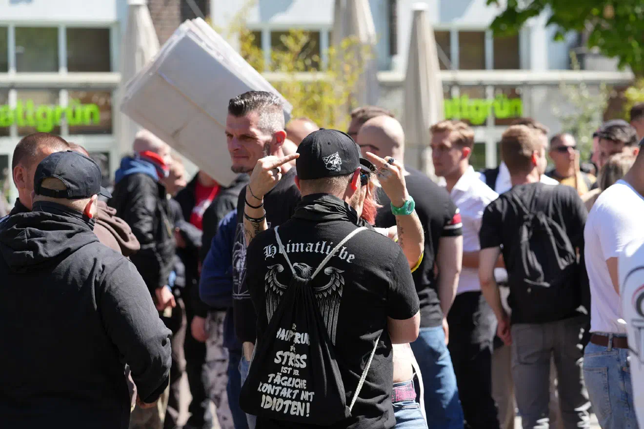 Die geplante Demonstration startete deshalb knapp drei Stunden später als geplant, die anwesenden Teilnehmenden durften zuvor sichtlich abgeschlagen in der Sonne ausharren und versuchten immer wieder, Pressevertreter:innen von der Versammlungsfläche zu vertreiben.
