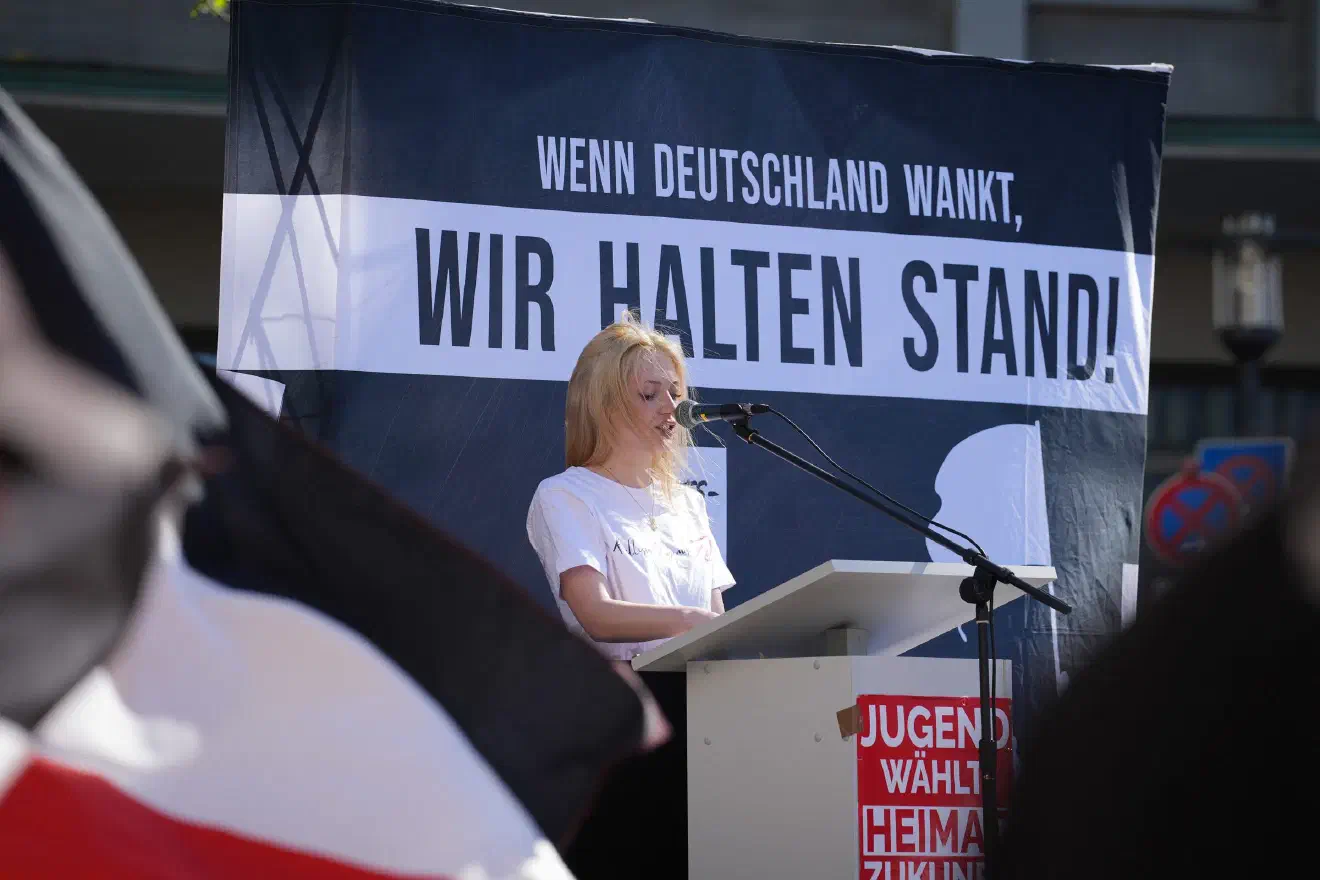Letztere soll als JN-Aktivistin insbesondere junge Menschen ansprechen und wird gezielt von der Partei aus Gesicht genutzt, um auch in den sozialen Medien ihre Ideologie zu propagieren.