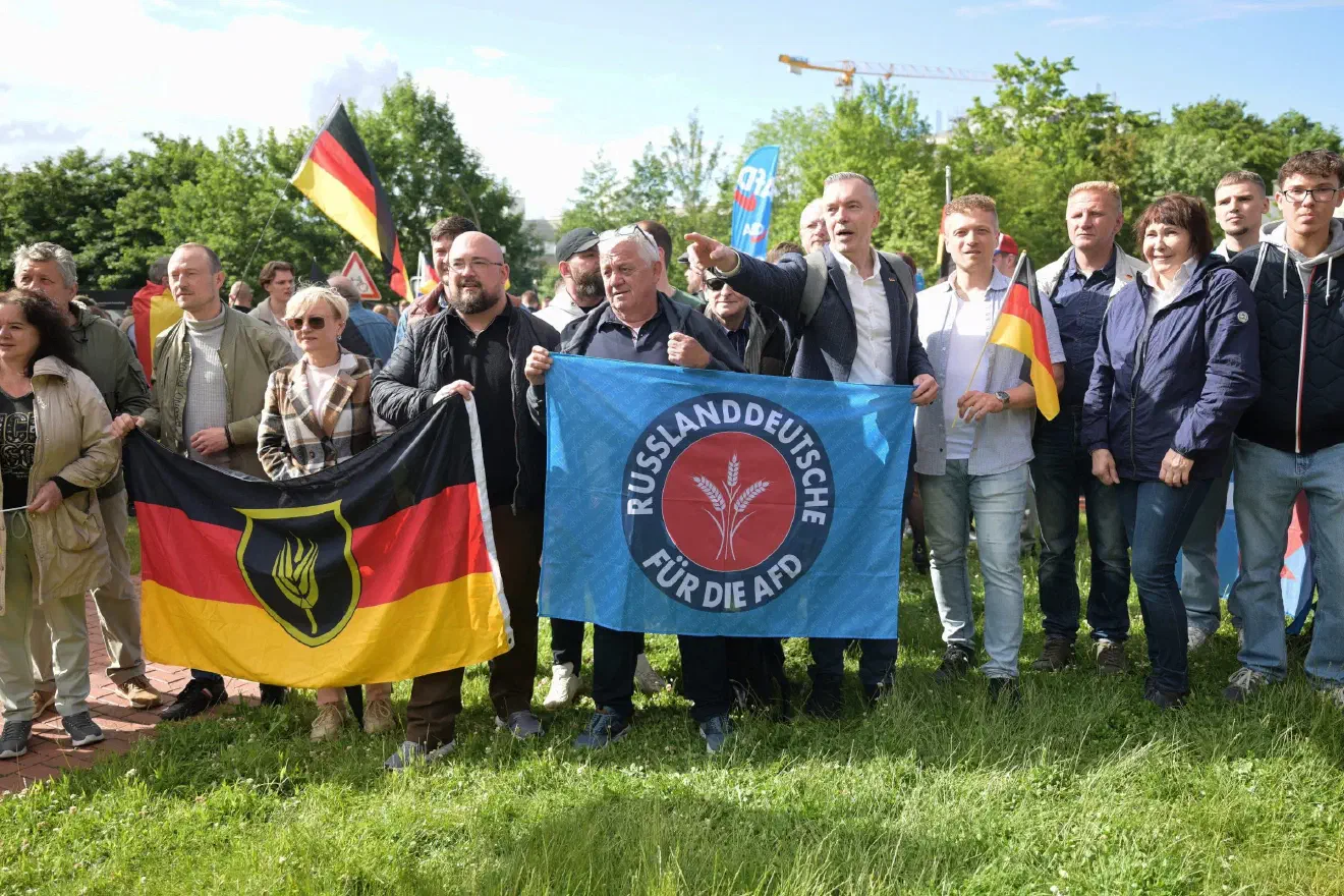 Ins Auge fiel vor allem die starke Präsenz eines Milieus, das sich hinter der Gruppierung „Russlanddeutsche für die AfD“ versammelte.