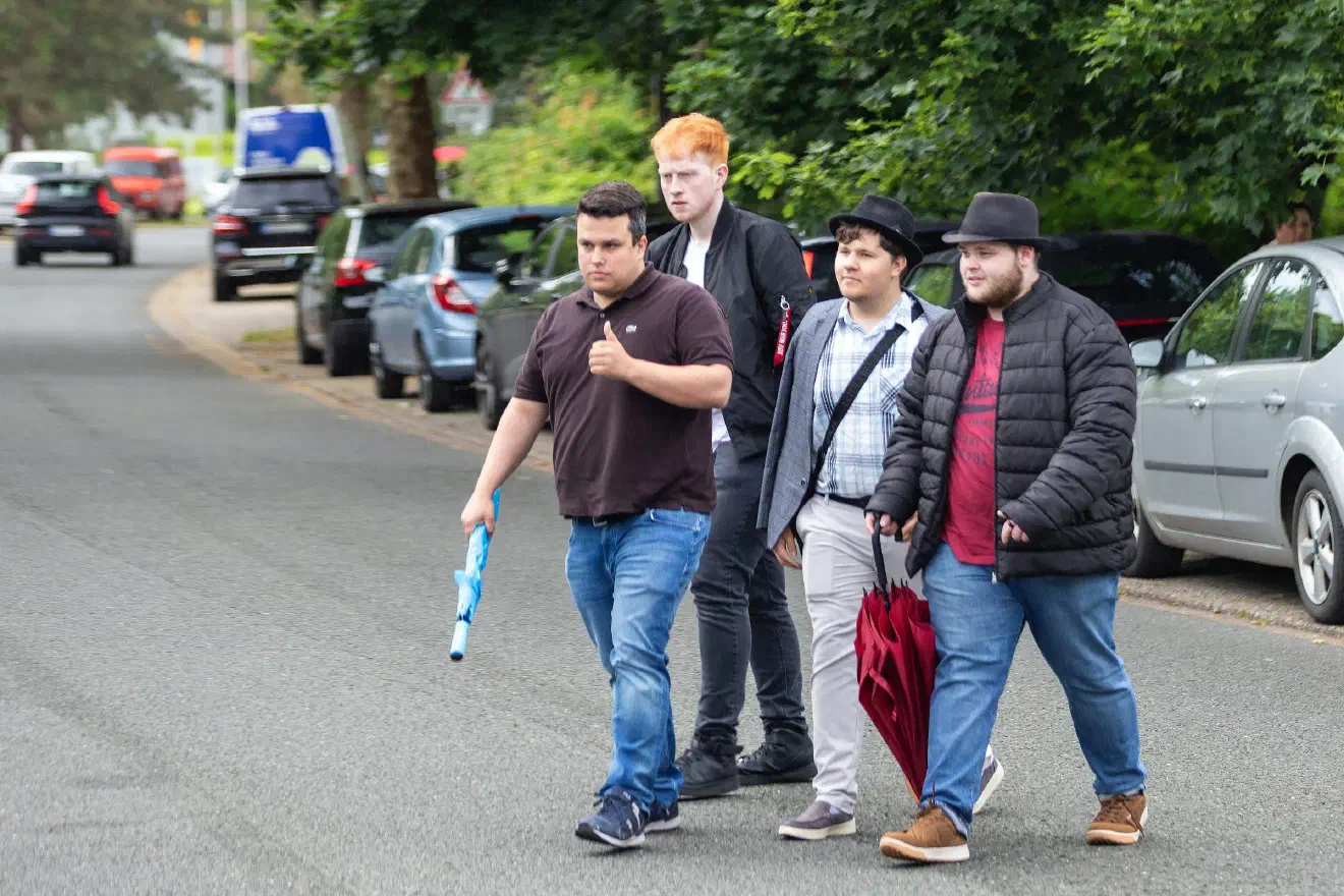 Dass die Grenzen der AfD nach ganz rechts außen längst verschwimmen, zeigte auch die Teilnahme von Mitgliedern der Neonazi-Gruppierung „Junge Nationalisten“ (Nicht im Bild).