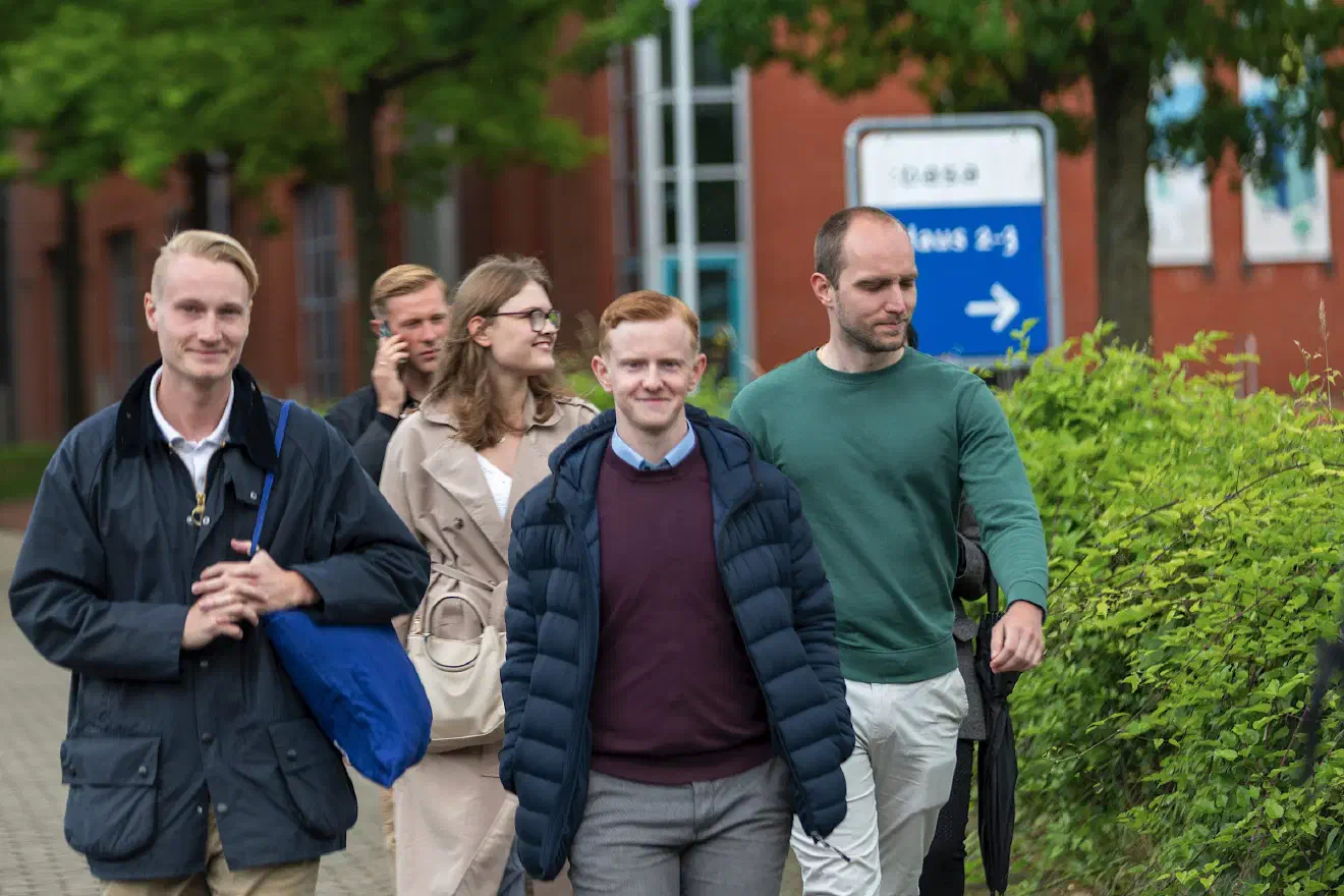 Auffällig war der offene und vertraut wirkende Umgang der „Generation Deutschland“ mit Mitgliedern der Neonazi-Gruppierung – von Distanz keine Spur.