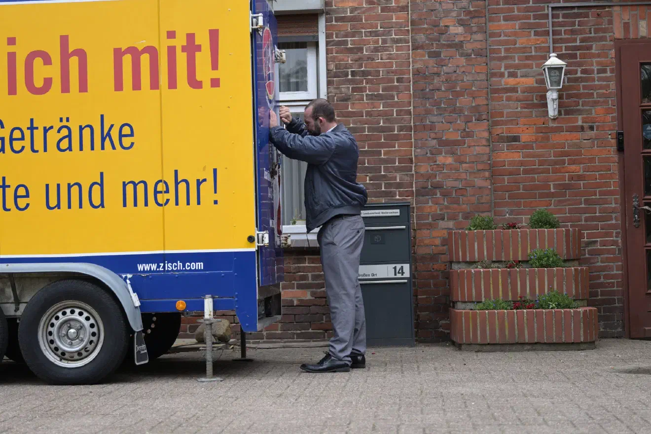 Extrem rechtes Sommerfest: Am 13. Juni 2026 lud die AfD-Jugendorganisation „Generation Deutschland“ zum „Sturmfest“. Hier, zwischen Schaumwein und politischen Parolen traf sich der AfD-Nachwuchs mit Gästen vom New York Young Republican Club.