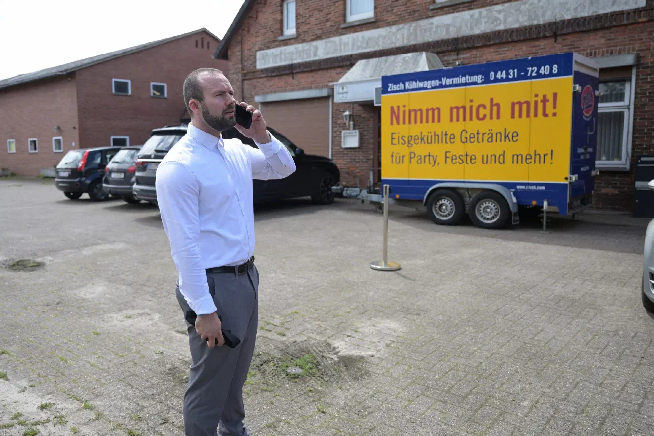 Auch das GD-Landesvorstandsmitglied Felix Wolf war beim „Sturmfest“ vor Ort. Unter dem Pseudonym „WolfDesNordens“ verbreitet er ansonsten antisemitische und verschwörungsideologische Erzählungen in den Sozialen Medien.