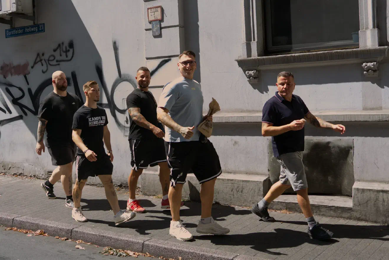 Solche Verkaufsveranstaltungen dienen dazu, Lagerbestände kurzfristig zu Geld zu machen und zugleich die Neonazi-Szene mit Kleidung, Publikationen, Propagandamaterial und weiteren einschlägigen Artikeln zu versorgen.