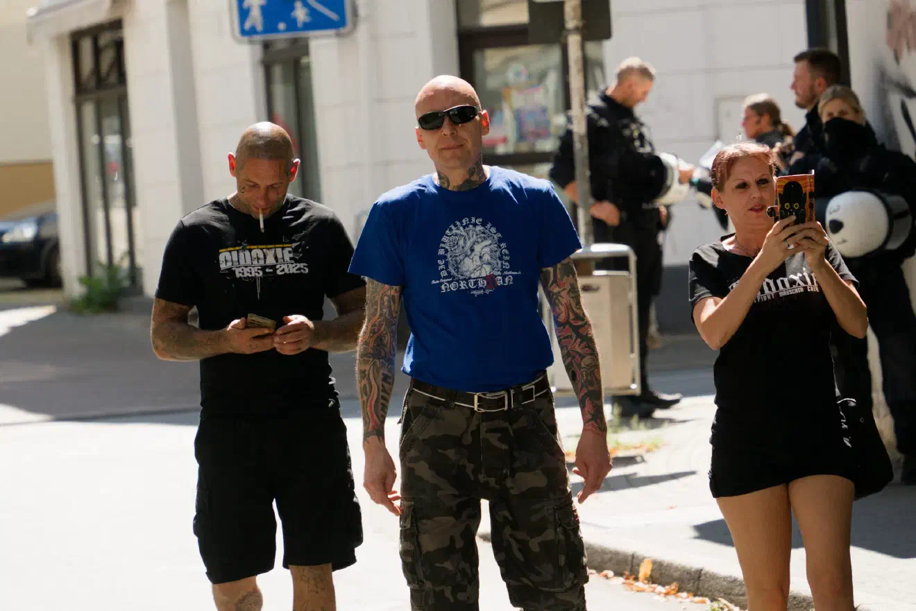 Um die Mobilisierung und damit den finanziellen Erfolg der Veranstaltung zu steigern, wurde der Lagerverkauf im Vorfeld mit dem Auftritt von Mitgliedern der Neonazi-RechtsRockband Oidoxie beworben.