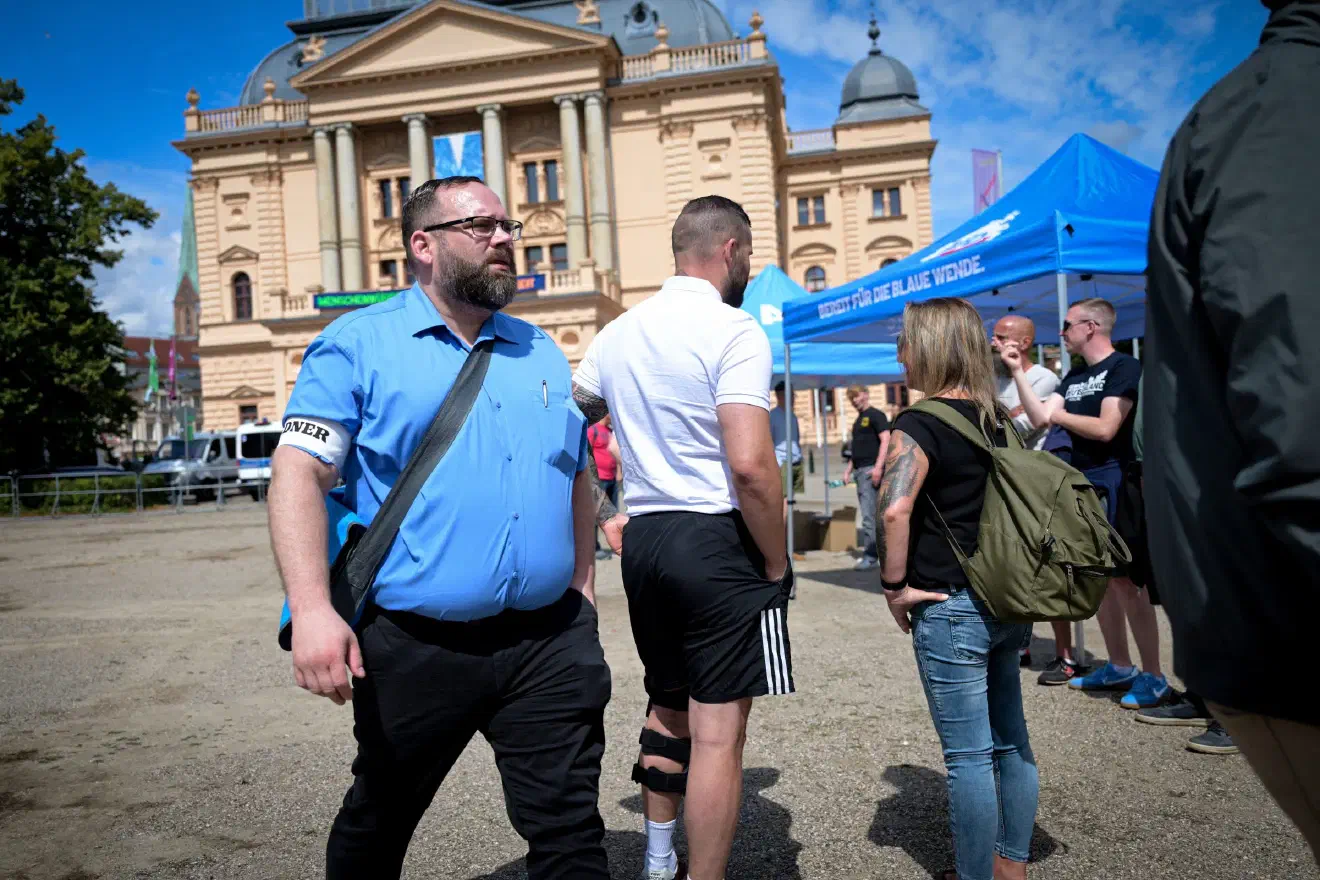 Auch die Vorfeldorganisation „Lukreta“ war vor Ort. Die Gruppe versteht sich als moderne Variante völkisch-nationalistischer Frauenorganisationen und ist dem Umfeld der selbsternannten „Neuen Rechten“ zuzuordnen.