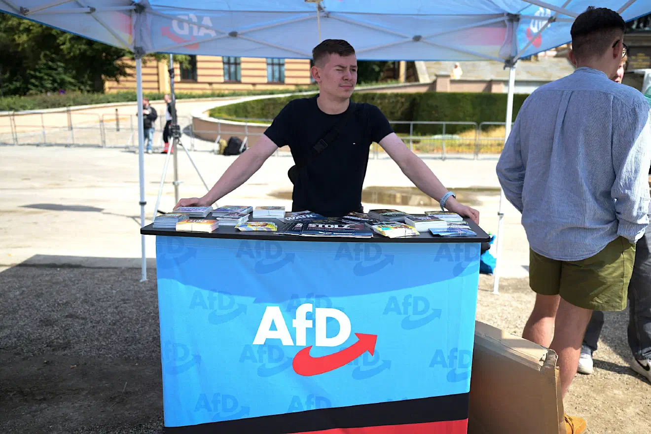 Bei so viel völkisch-nationalistischer „Kompetenz“ durfte auch die AfD nicht fehlen. Deren Spitzenkandidat für die anstehende Landtagswahl, Leif-Erik Holm, suchte hier die Nähe zum radikalen Flügel des völkisch-nationalistischen Spektrums.