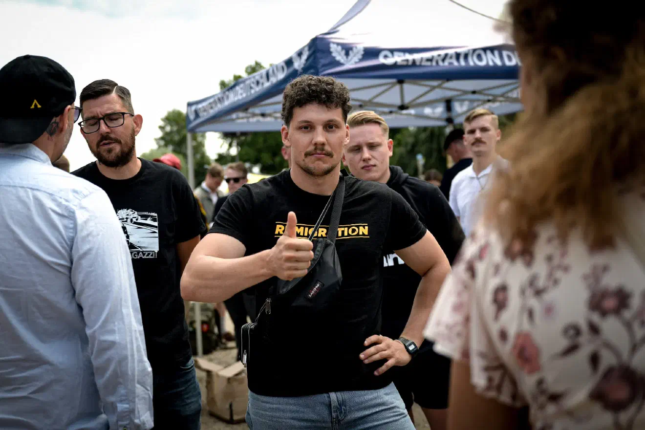 Auch die in Schwerin anwesende „Identitäre Bewegung“ dürfte die hier immer wieder angefachte Wut und die geschürten Feindbilder begrüßt haben. Die Vorstellungen der „Identitäre Bewegung“ zielen dabei letztlich auf eine grundlegende gesellschaftliche Umwälzung im Sinne eines neofaschistischen Staatsumbaus.