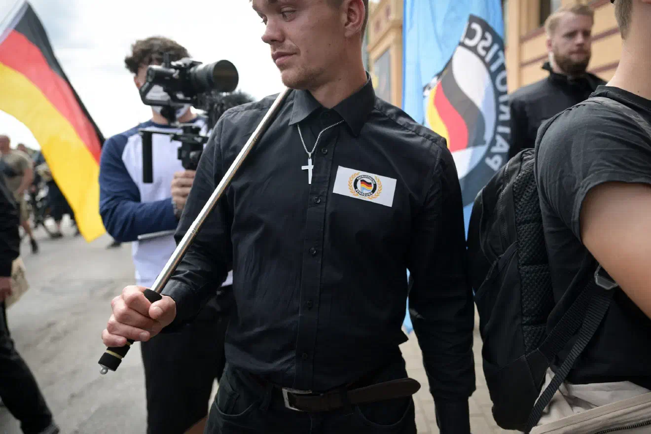 Bei der „Patriotischen Bewegung“ handelt es sich um eine kleine, aktionsorientierte Gruppierung aus dem extrem rechten bzw. neonazistischen Spektrum, deren Anhänger:innenschaft vor allem jugendlichen Alters ist und die zugleich als Schnittstelle zur AfD und deren Jugendorganisation dient. Bild: Schwerin, 08.08.2026