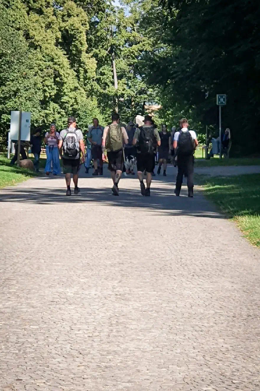 Im März 2026 löste sich die „Freischar Westfalen“ nach zunehmendem staatlichen Druck und den vorausgegangenen Durchsuchungsmaßnahmen auf. Als Grund wurde aus dem Umfeld der Gruppe die zunehmende Repression genannt.