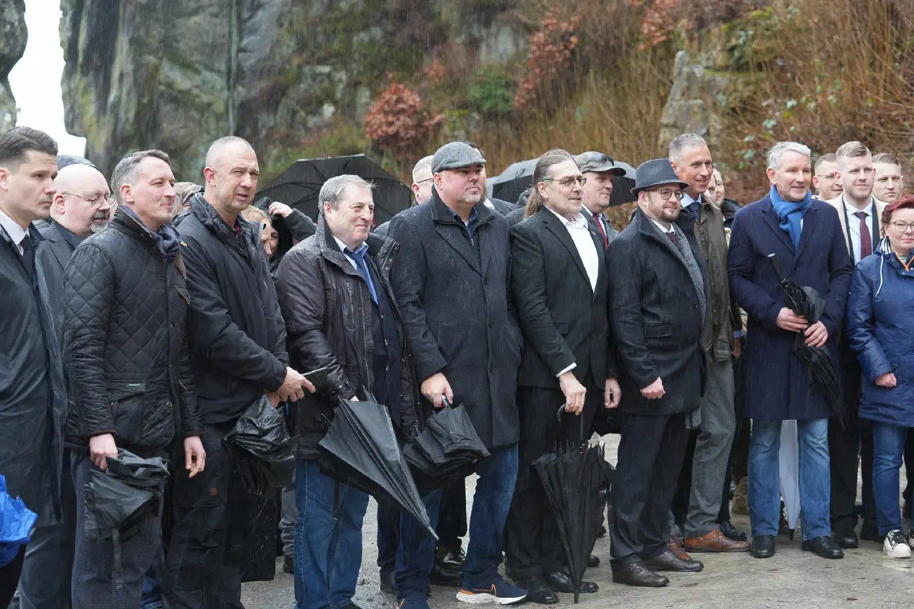 Da Teile der AfD in Nordrhein-Westfalen, insbesondere in Ostwestfalen, kaum Berührungsängste gegenüber der militanten Neonazi-Szene zeigen, tritt Kokott inzwischen regelmäßig – auch bei internen Veranstaltungen – im Umfeld der AfD in Erscheinung. Wie hier bei einem Ausflug der AfD zu den Externsteinen im Februar 2026.
