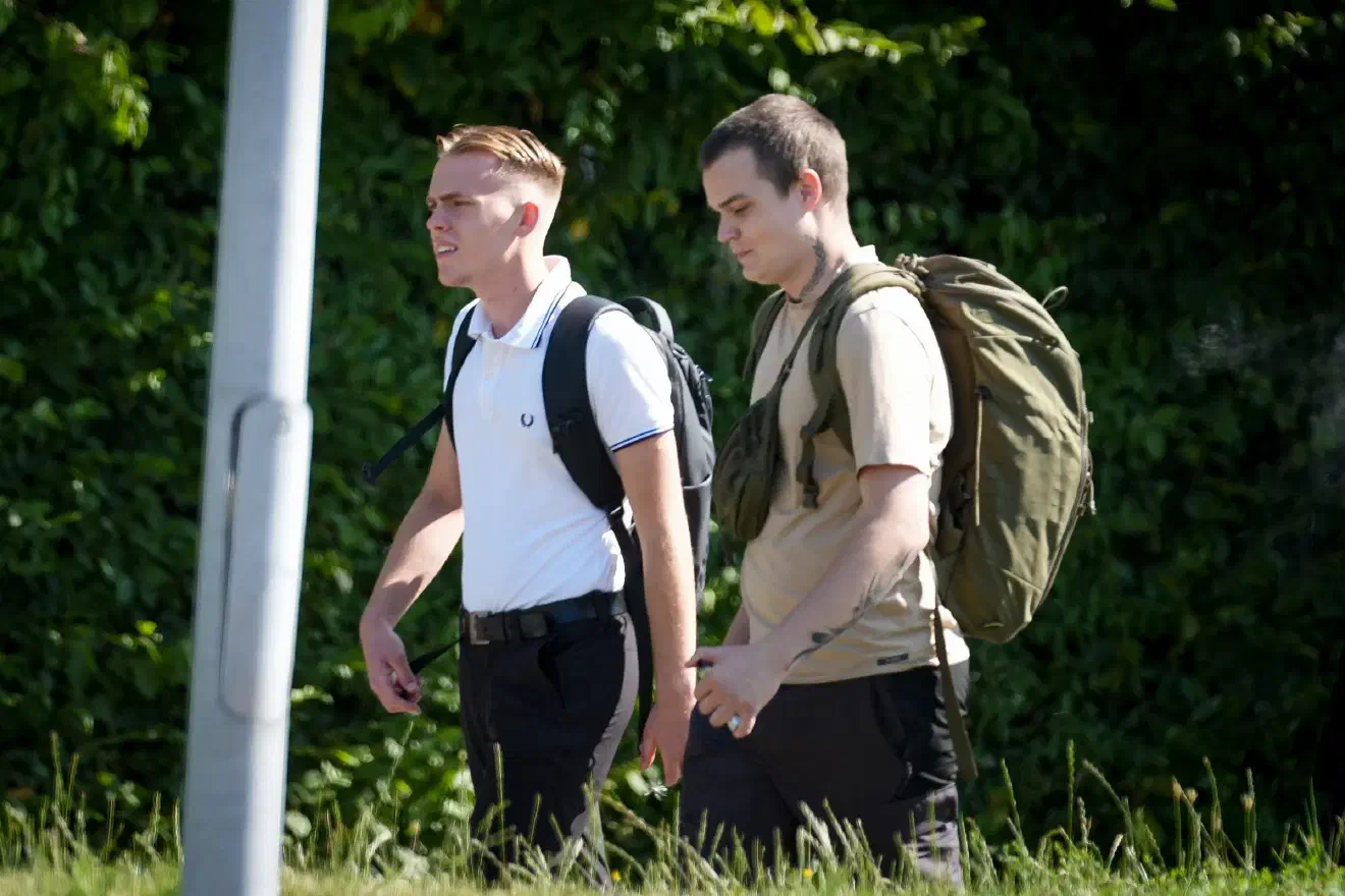 Abzuwarten bleibt gleichwohl, ob sich die „Patriotischen Bewegung“ in Nordrhein-Westfalen neben einer „Generation Deutschland NRW“, welche bereits mit regelmäßigen Wanderungen, gemeinsamen Sonnenwendfeiern und Besuchen von Kriegerehrenmalen erhebliche Bestandteile einer rechtsextremen Erlebniswelt abgedeckt, dauerhaft etablieren kann.
