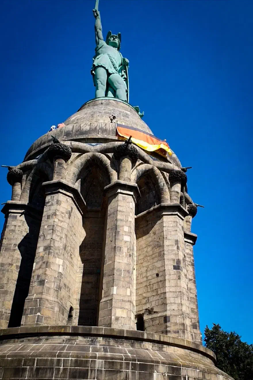 Auf dem Hermannsdenkmal entrollte die „Patriotischen Bewegung“ schließlich noch eine Deutschlandfahne. Damit verstieß sie gegen die geltende Hausordnung, die politische Willensbekundungen auf dem Gelände untersagt. Eine ähnliche Aktion der „Identitäre Bewegung“ führte zuletzt zu einem größeren Polizeieinsatz und Ermittlungen wegen Hausfriedensbruchs.