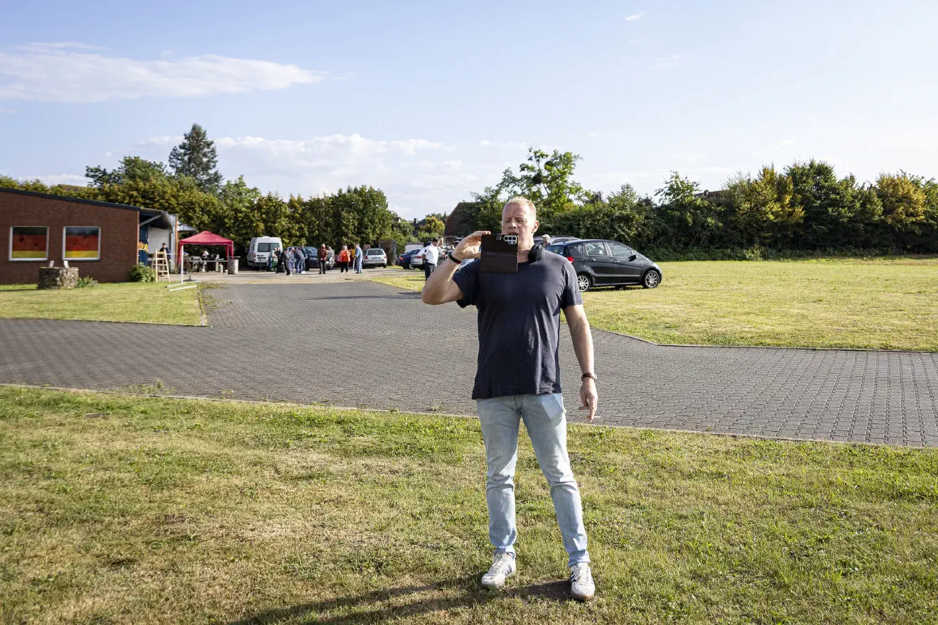 In Stadthagen trafen sich auf dem Gelände eines lokalen Unternehmens knapp 50 Personen. Im Vorfeld war der Ort bewusst geheim gehalten worden.