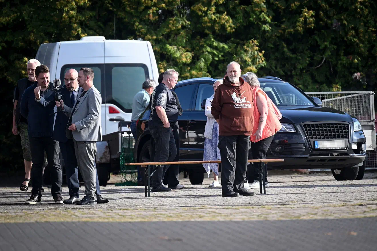 Dass neben Anja Arndt auch Frank Rinck, Main Müller und Simon Arndt auf dem später verlegten AfD-Sommerfest auftraten, verwundert wenig. Die Konstellation fällt vor allem deshalb auf, weil alle drei auf unterschiedliche Weise mit den Machtkämpfen innerhalb der niedersächsischen AfD verbunden sind.