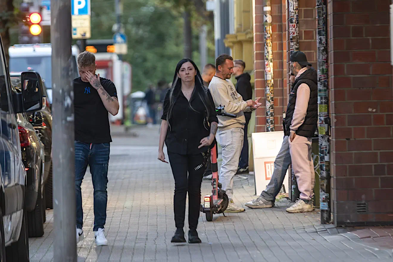Die Treffen erfüllen damit auch eine Funktion bei der Heranführung an nationalsozialistische Strukturen und Ideologien. Insbesondere für jüngere Interessierte bieten sie einen niedrigschwelligen Zugang zur organisierten Neonaziszene.