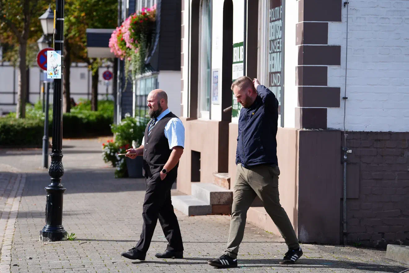 Abgeschottet von der Öffentlichkeit: Rund 100 Neonazis aus Niedersachsen, Nordrhein-Westfalen, Bayern und Rheinland-Pfalz sowie Gäste aus Tschechien und Italien trafen sich am 3. Oktober 2026 beim sogenannten „Tag der Heimattreue“ des „III. Wegs“ in Hilchenbach, um sich zu vernetzen und Nachwuchskader auszubilden.