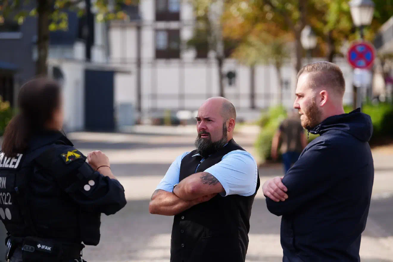 Ein zentrales Element der Veranstaltung waren politische Reden, darunter ein Redebeitrag eines Vertreters der neofaschistischen italienischen Gruppierung CasaPound. Dieser bekräftigte die organisationsstrategische Leitlinie, eine „qualifizierte Minderheit aufzubauen“, die in Zukunft „fähig sei, Menschen zu führen“.
