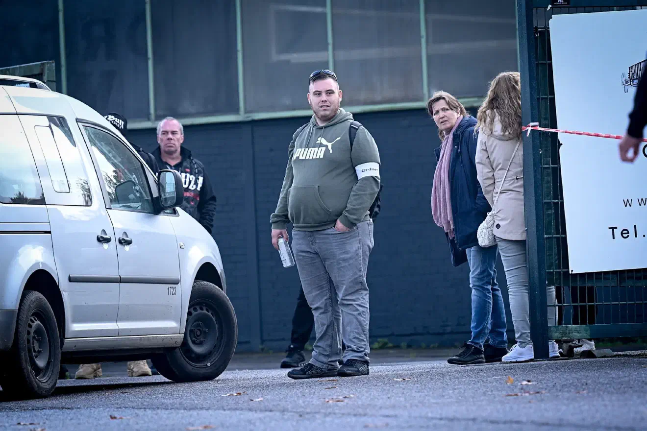 Zahlreiche Teilnehmende waren früher bereits bei Aufmärschen der neonazistischen NPD in Erscheinung getreten und scheinen nun bei der AfD in Schleswig-Holstein eine neue politische Heimat gefunden zu haben.
