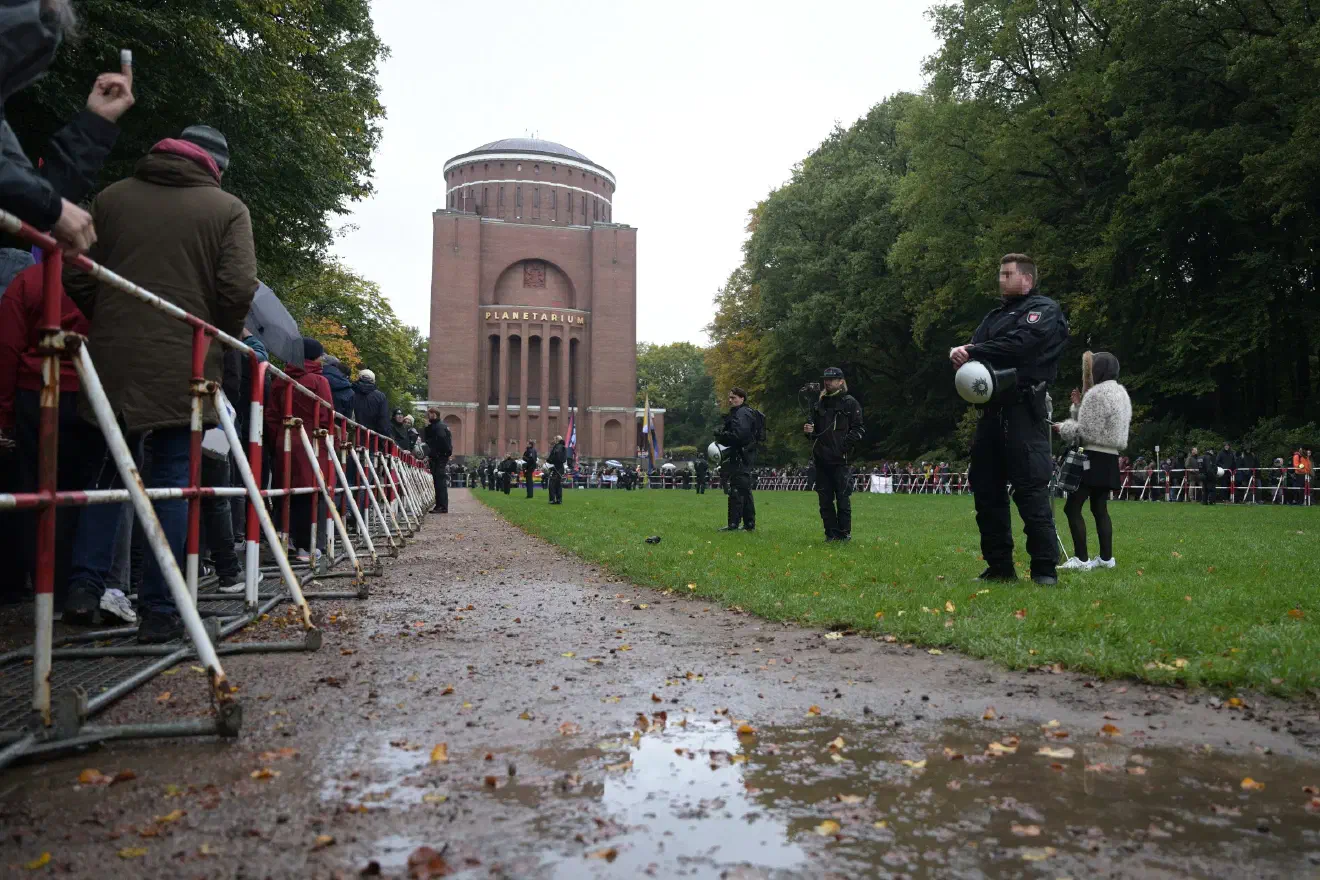 Am 18. Oktober 2026 scheiterte eine geplante Banneraktion der rechten Initiative „Save Europe Act“ vor dem Planetarium im Hamburger Stadtpark. Aufgrund des starken Gegenprotests konnte die Polizei den Zugang zur vorgesehenen Aktionsfläche nicht gewährleisten, so dass die Aktion letztlich räumlich verschoben werden musste.