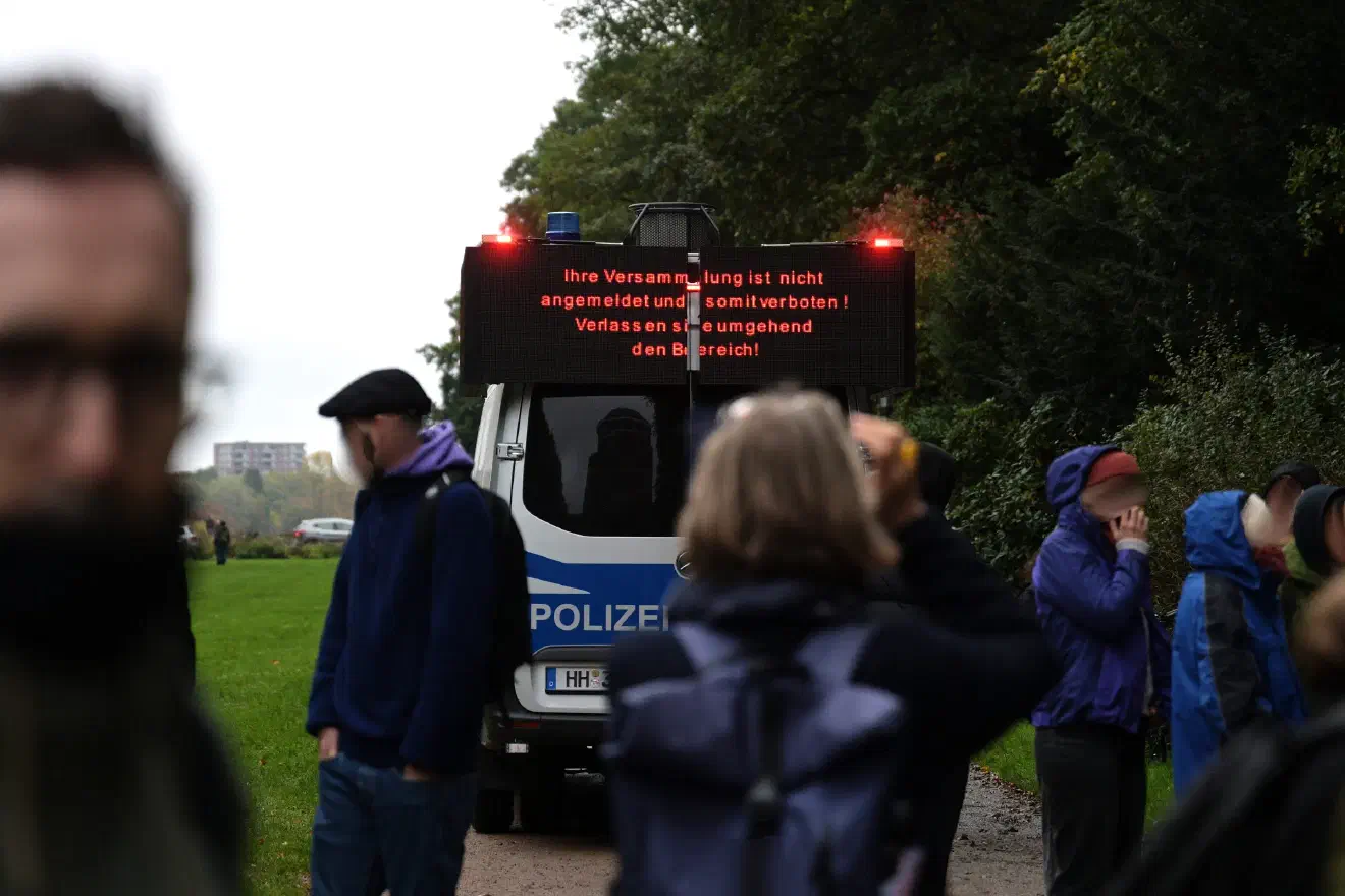 Die Polizei schien vom großen Andrang der Gegendemonstrant:innen im Hamburger Stadtpark zeitweise überrascht. Entsprechende Aufforderungen, den Platz zu räumen, blieben erfolglos. Stattdessen meldete der Gegenprotest kurzerhand eine eigene Versammlung an - wodurch es für die Polizei kaum noch möglich war, die Teilnehmenden der extrem rechten Veranstaltung auf den vorgesehenen Platz zu lassen.