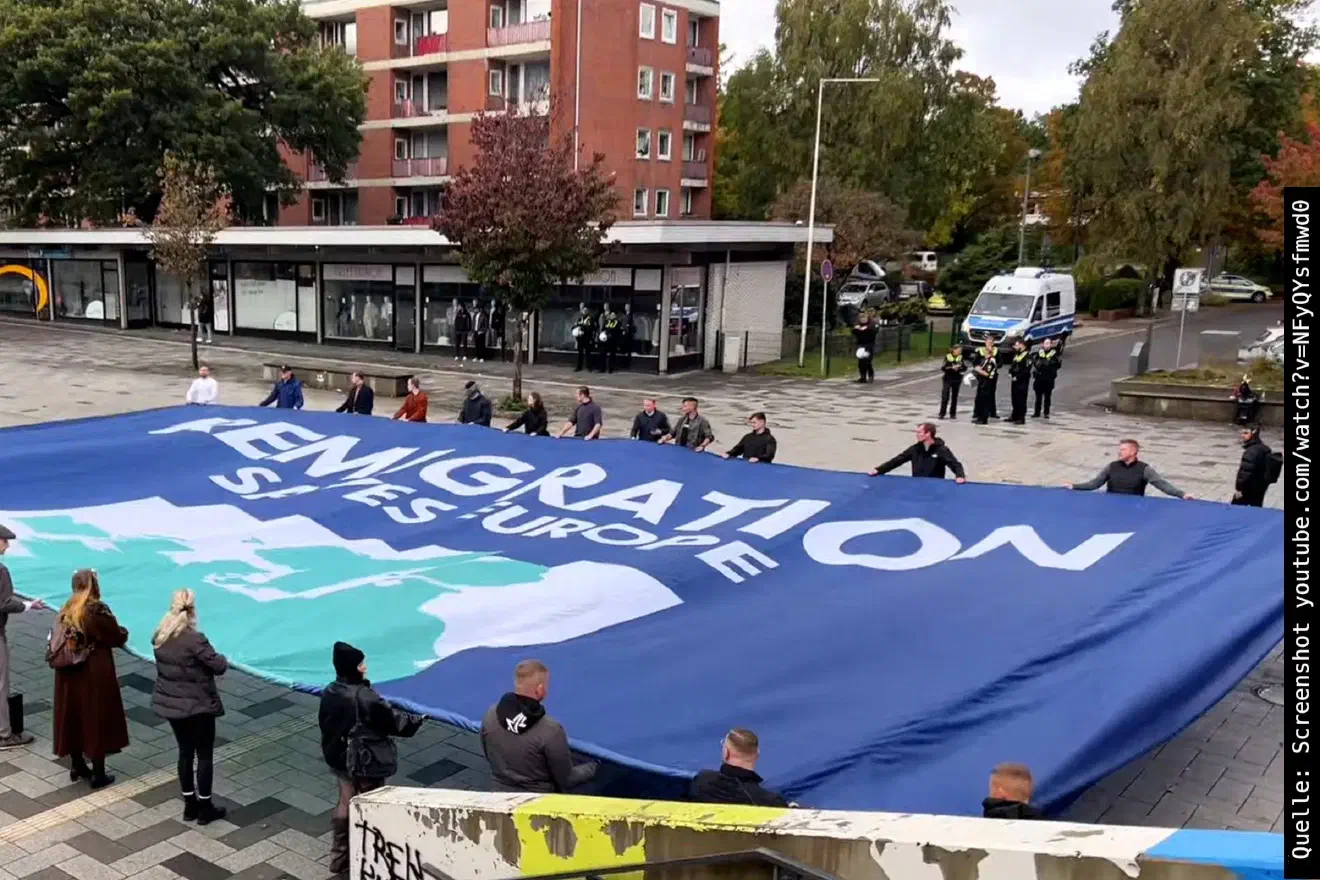 Schon für das Ausrollen des großformatigen Banners fehlten den angereisten Teilnehmenden offenbar die nötigen Personen. Dass die Aktion schließlich auf einen abgelegenen, verregneten Platz verlegt wurde, wirft zugleich ein Schlaglicht auf die begrenzte Mobilisierungsfähigkeit der Kampagne in Hamburg.