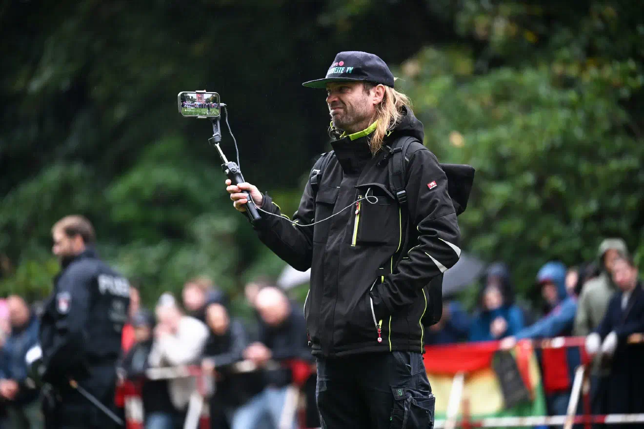Sebastian Weber inszeniert seine Livestreams häufig durch gezielte Provokationen, insbesondere bei linken und antifaschistischen Demonstrationen. Als AfD-Mitglied und reichweitenstarker Streamer ist Weber unter seinem Pseudonym dabei fest im rechten Vorfeld und dessen Propagandanetzwerken verankert.