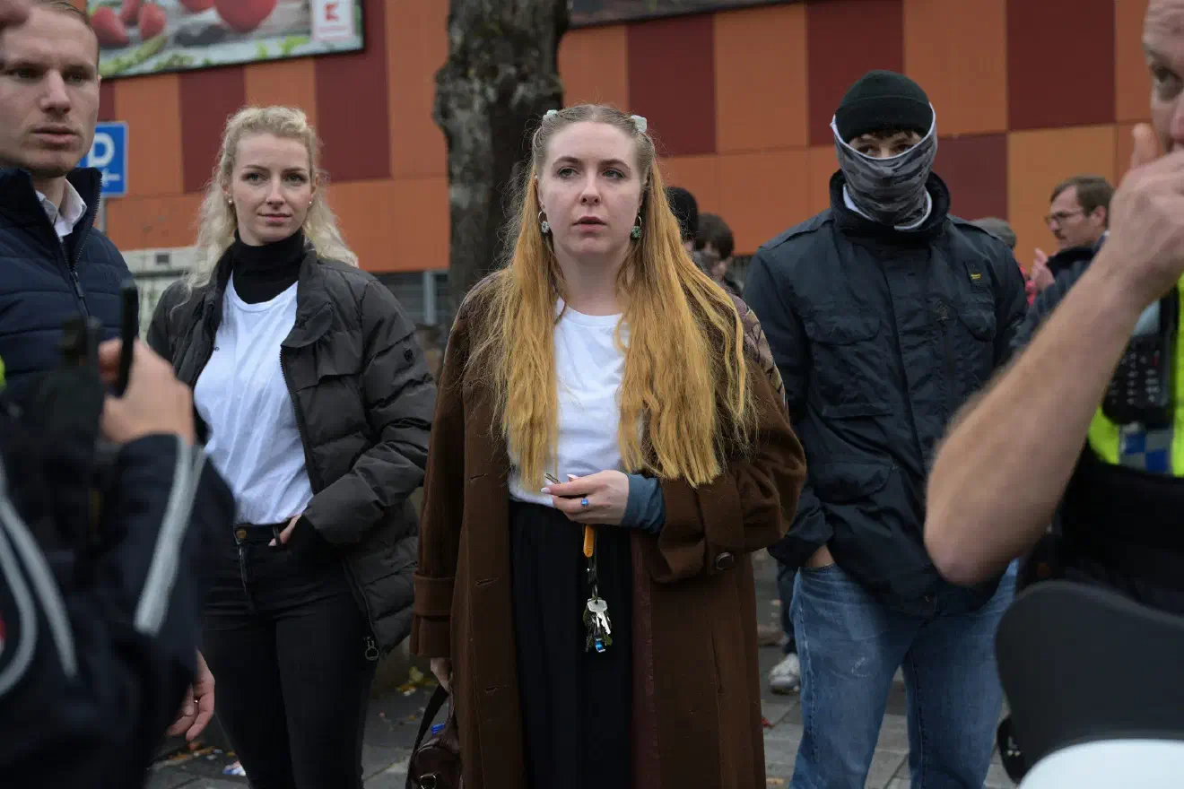 Auch Julia Gehrckens, Mitglied des Bundesvorstands der AfD-Jugendorganisation „Generation Deutschland“ (GD) trat als Rednerin auf. Spätestens im März 2026 wurde Gehrckens durch rassistische und antisemitische Äußerungen einer breiteren Öffentlichkeit bekannt: Sie hatte Pforzheim als „gottlose Kanacken-Stadt“ bezeichnet und antisemitische Narrative verbreitet.