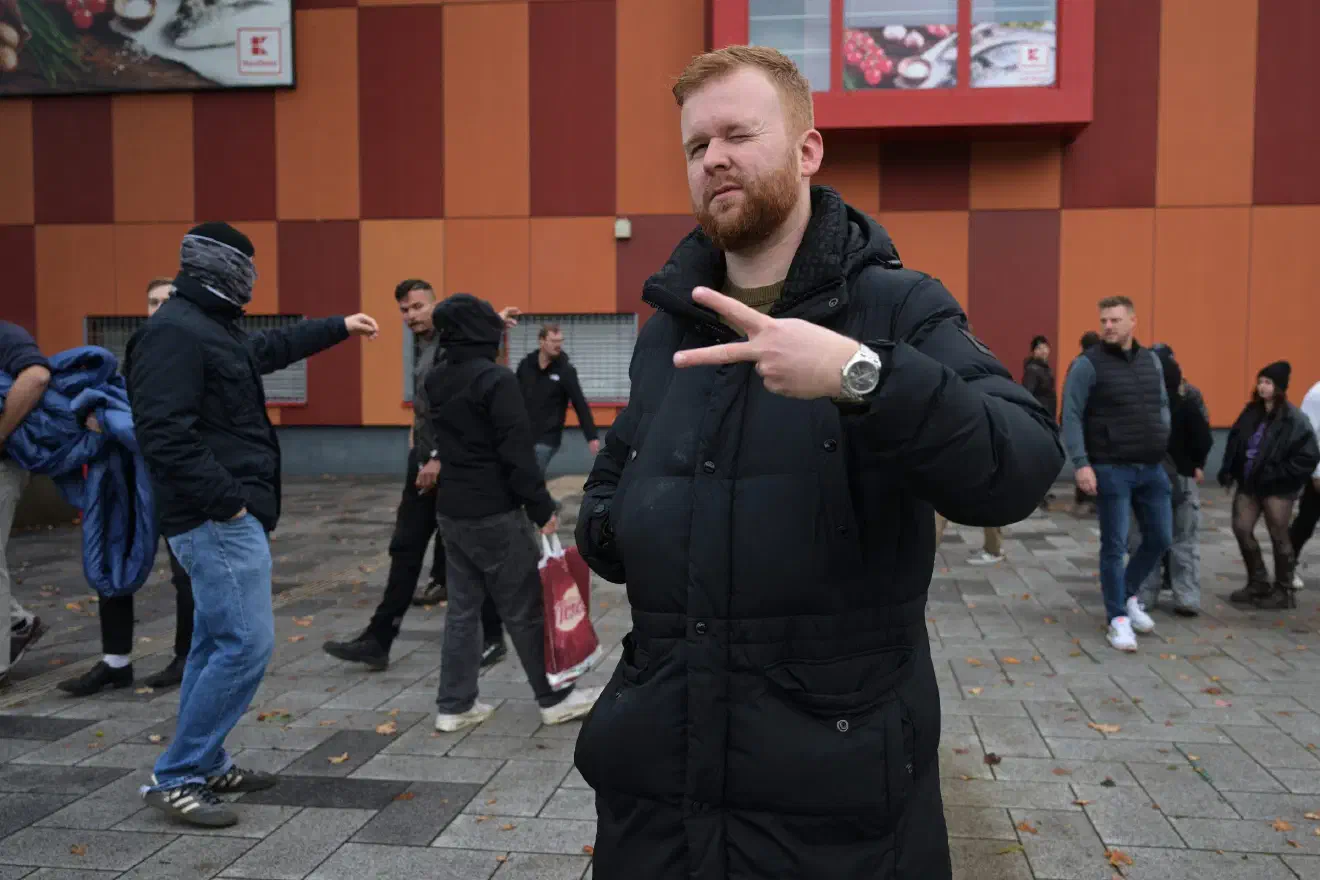 Auch Philipp Blum, AfD-Politiker aus dem niedersächsischen Lehrte und 2026 in den Stadtrat gewählt, wurde als Redner der Kampagnenaktion angekündigt. Seine angekündigte Beteiligung verweist auf personelle Überschneidungen zwischen der AfD und der rechtsextremen Kampagne „Save Europe Act“. Neben Blum und Julia Gehrckens waren zahlreiche weitere AfD-Mitglieder vor Ort.