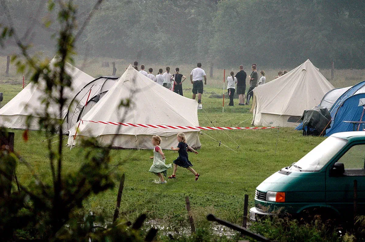 An dem konspirativ organisiertem Zeltlager nahmen neben etlichen Kleinkindern und Jugendlichen auch Anhänger*innen der NPD und ihrer Jugendorganisation teil.