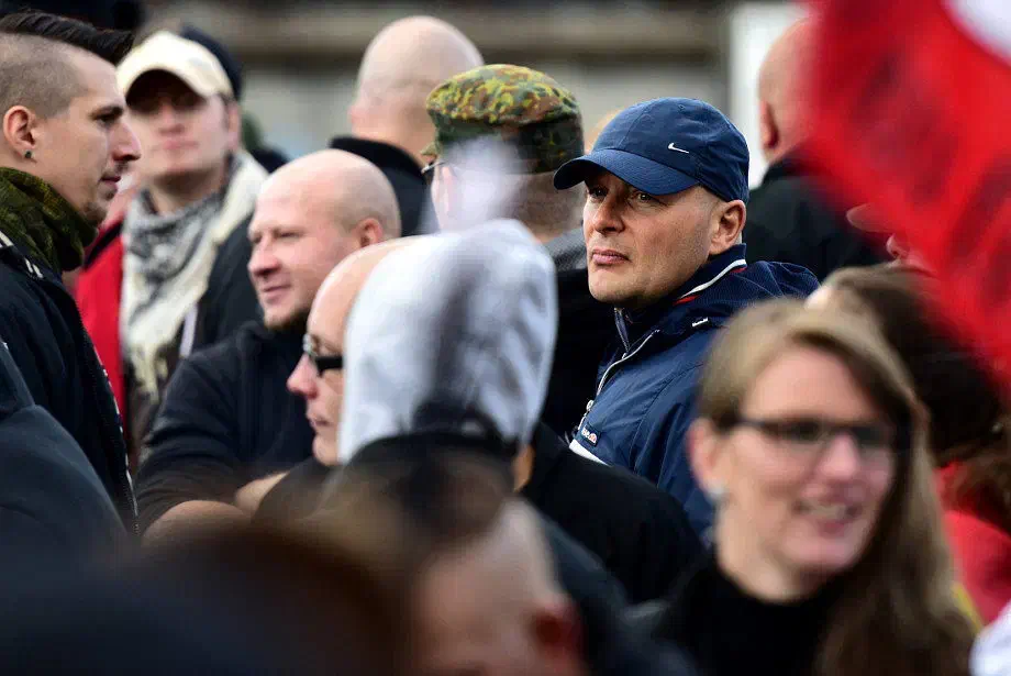 Browning (hier am vergangenen Samstag, den 08.10.2016 in Dortmund) und Combat 18 vertreten dabei ein Konzept des "Leaderless resistance". Dieses Konzept des "führerlosen Widerstandes" führte dazu das sich Combat 18 Anhänger*innen in kleinen Terrorzellen organisieren und selbstständig operieren können. Mitgliedslisten existieren nicht.