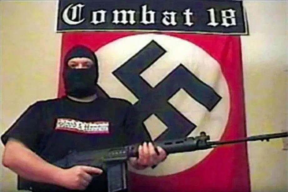 Gewalt- und Terroraktionen dienen nach Ansicht von Combat 18 der Bekämpfung und Einschüchterung politischer Gegner*innen und sollen zu einer Destabilisierung der politischen Ordnung in den jeweils betroffenen Ländern beitragen. Dieses radikale Auftreten der Gruppierung sowie die offene und rücksichtslose Propagierung von Gewalt und Terror führte nach der Gründung der Organisation schnell zu einer großen Akzeptanz und Bewunderung innerhalb neonazistischer Netzwerke. (Das hier verwendete Symbol, welches nach § 86 StGB verboten ist, wird zu dokumentarischen und aufklärerischen Zwecken benutzt. Es dient nicht der Verharmlosung oder der Propaganda, sondern wird im Sinne des § 86a StGB Abs. 3 verwendet 
