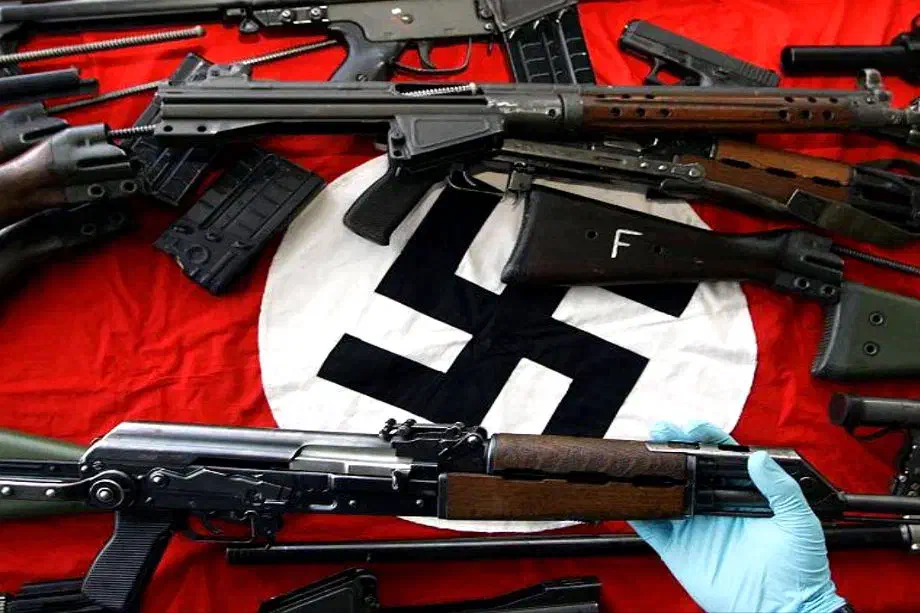 Immer wieder wurden in der Vergangenheit bei Combat 18 Anhänger*innen in ganz Europa große Mengen an Waffen gefunden mit denen die C18-Anhängerschaft sich auf einen kommenden, von Ihnen herbeigeführten "Rassenkrieg" vorbereiten will. (Das hier verwendete Symbol, welches nach § 86 StGB verboten ist, wird zu dokumentarischen und aufklärerischen Zwecken benutzt. Es dient nicht der Verharmlosung oder der Propaganda, sondern wird im Sinne des § 86a StGB Abs. 3 verwendet