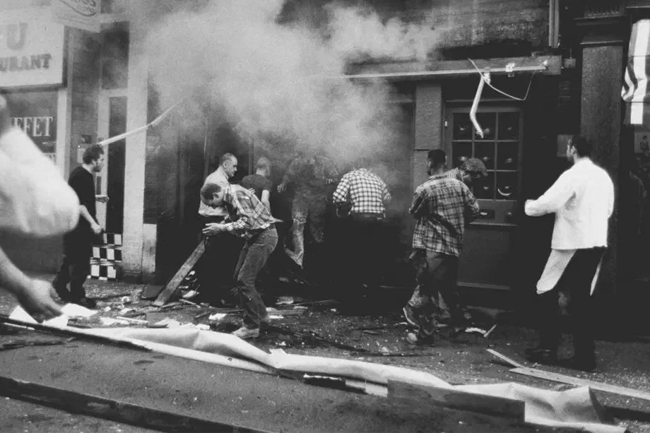 Im April 1999 erschütterte eine Serie von Bombenanschlägen die britische Hauptstadt London. Durch die Explosion einer Bombe am 30. April 1999 in Soho starben Andrea Dykes, 27, die im vierten Monat mit ihrem ersten Kind schwanger war, ihre Freunde Nick Moore, 31, und John Light, 32, der Pate des Kindes, die sie an dem Abend eingeladen hatten. Andrea Dykes Ehemann Julian wurde schwer verletzt. Insgesamt wurden bei der Explosion 79 Personen verletzt, viele davon schwer. Vier der Überlebenden mussten Gliedmaßen amputiert werden. Auch bei den anderen Sprengstoffanschlägen wurden dutzende Personen verletzt. Einem 23 Monate alten Jungen wurde ein Nagel durch die Stirn ins Gehirn getrieben.