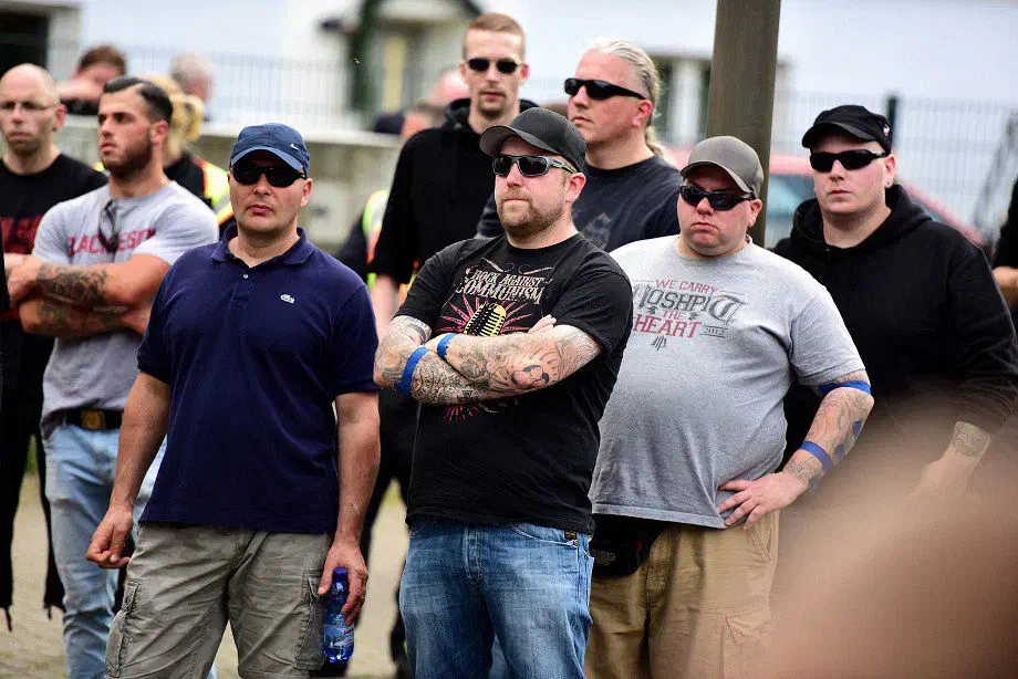 Am 04.06.2016 in Dortmund anwesend: Lars Bergeest, (Bildmitte, neben William Browning) Rechts befindet sich der Neonaziaktivist Marco Eckert, welcher der Nazirockgruppen "Words of Anger", "Sturmwehr", "Oidoxie" und "Rassenhass" zuzurechnen ist... 
