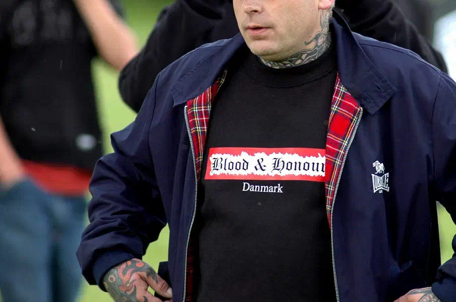 Gegen fünf dänische Neonazis von B&H und C18 wurde im Jahr 1997 Untersuchungshaft angeordnet worden, weil sie für einen internationalen Terroristenring Briefbomben produziert und verschickt haben. Bei diesem Terroristenring handelte es sich um Combat 18. Bei der Verhaftung wurde ein Polizeibeamter am Bein verletzt, als der 26jährige Neonazi Thomas Derry einen Schuß abfeuerte. Die Polizei fand bei der Durchsuchung mehrerer Wohnungen in Kopenhagen zwölf weitere Zünder sowie kleine Mengen Sprengstoff für Briefbomben.