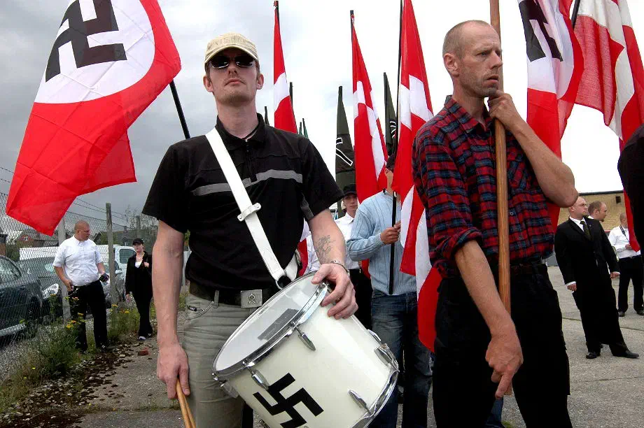 Blood & Honour Dänemark gehörte in der Vergangenheit zu den Organisatoren sogenannter "Rudolf Heß Märsche" (Hier eine Aufnahme aus dem Jahr 2007 im dänischen Kolding, bei welcher auch Lars Bergeest federführend mitwirkte und die Teilnehmer*innen dirigierte). Bei diesen Zusammenkünften kamen regelmäßig Neonazis aus Deutschland, und mehreren skandinavischen Ländern zusammen mit denen Blood & Honour Dänemark eng zusammenarbeitet.
