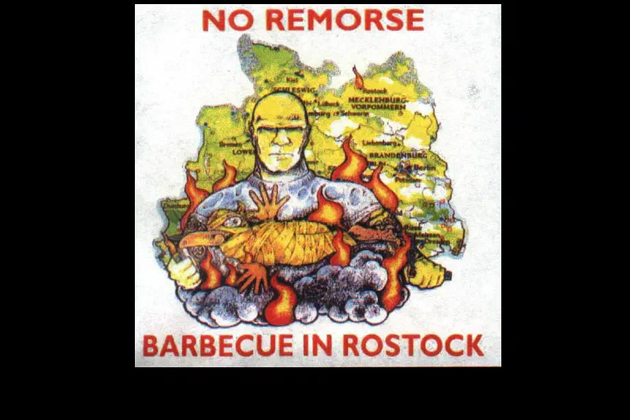 ... Cover der "No Remorse" Veröffentlichung "Barbecue in Rostock" mit welcher die Szene auf brutale Art auf die rassistischen Pogrome in Rostock-Lichtenhagen anspielte, bei welchem unter dem Gegröhle von bis zu 3000 Zuschauer*innen ein Wohnheim mit Molotowcocktails in Brand gesteckt wurde.