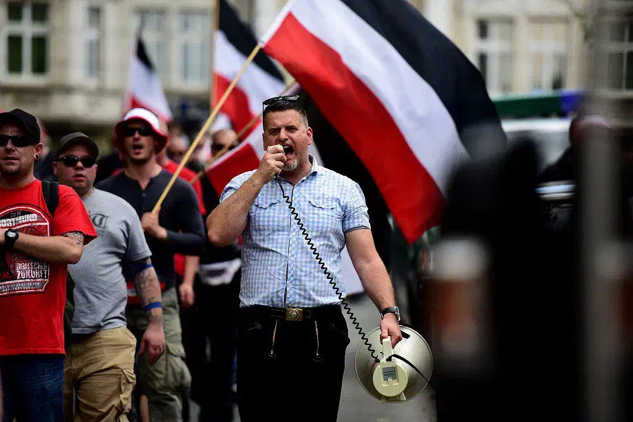 Im Oktober 2007 durchsuchten etwa 100 Polizisten vom Bundeskriminalamt die Räume von Heise und zwei weiteren Mitgliedern der NPD wegen Herstellung und Verbreitung rechtsextremer Musik. Die Ermittler fanden neben Tonträgern mit verbotenen rechtsradikalen Inhalten auch eine Maschinenpistole vom Typ Uzi Kaliber 9 Millimeter, ein historisches Maschinengewehr 34 Kaliber 7,92 Millimeter und eine Pistole vom Typ FN 10/22 Kaliber 7,65 (mit 38 Patronen hinter einem Spiegel im Schlafzimmer versteckt).