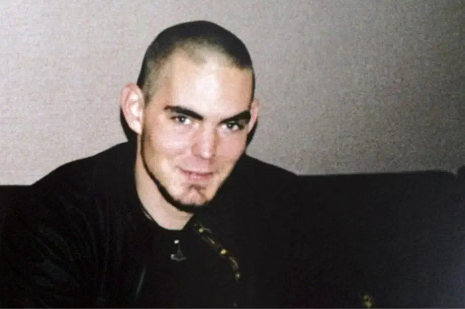 Die Combat 18 Zelle war zumindest gut in der europäischen Blood & Honour-Szene vernetzt. So pflegten sie unter anderem gute Kontakte zu der neonazistischen Gruppe "Bloed, Bodem, Eer & Trouw" (BBET, "Blut – Boden – Ehre – Treue") aus Belgien. Hier bezogen sie wohl auch einige Waffen und organisierten gemeinsame paramilitärische Schießübungen. Geleitet wurde "Bloed, Bodem, Eer & Trouw" vom belgischen Combat-18 Aktivisten und Berufssoldaten Tomas Boutens. Im Jahr 2004 geriet die Vereinigung in den Fokus des belgischen Geheimdienstes, der zwei Spitzel in die Gruppe einschleuste. Zwei Jahre später, am 7. September 2006 durchsuchten rund 150 Polizist_innen 18 Wohnungen und fünf Kasernengebäude. Die Aktion erregte große öffentliche Aufmerksamkeit, unter anderem weil von den 17 in Arrest genommenen Personen, 11 Soldaten waren. 