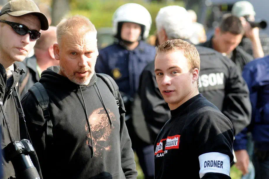 Die von Tomas Boutens geleitete Terrorzelle wurde durch einen belgischen Aktivisten von Blood & Honour, Joeri van der Plas gegründet. (Hier rechts im Bild, links daneben der niederländische Neonazifunktionär und Combat 18 Aktivist Eite Homan, während einer Demonstration deutscher, niederländischer und belgischer Neonazis 2009 in Venlo.